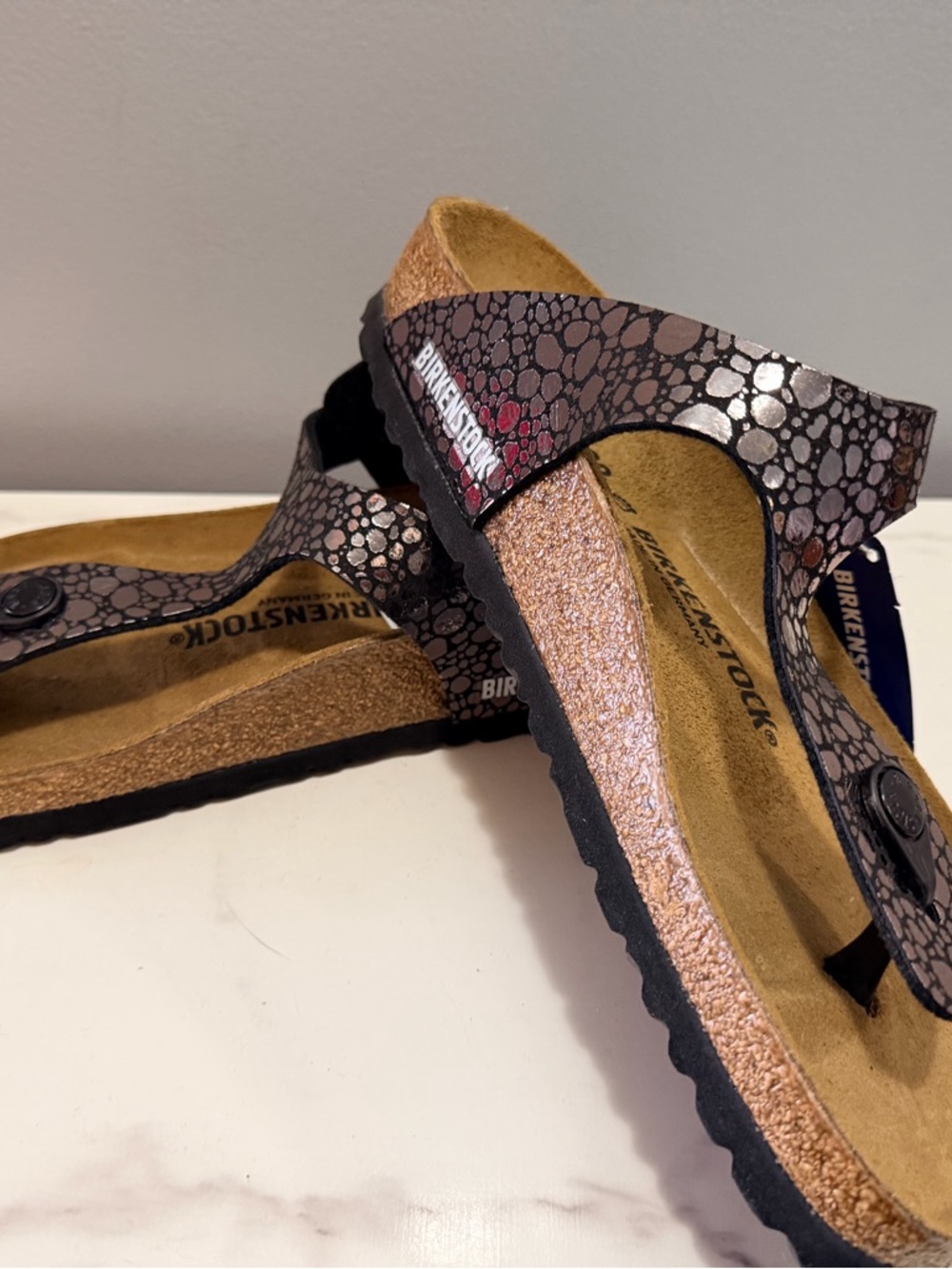 Birkenstock 39  Gizeh Women’s Thong Sandal in Metallic Brown and Black Pebble